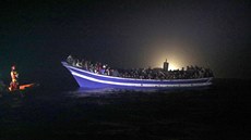 panlská organizace Proactiva Open Arms zachrauje migranty u beh Libye (29....