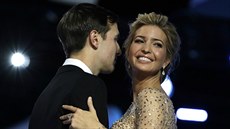 Ivanka Trumpová a její manel Jared Kushner na plese ve Washingtonu (20. ledna...