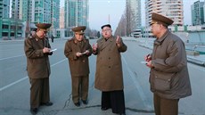 Kim ong-un se svými spolupracovníky v Pchjongjangu (16. bezna 2017)