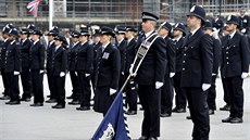 Brittí policisté uctili památku kolegy Keitha Palmera, který zemel pi útoku...