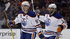 Gólová radost hokejist Edmontonu a led Anaheimu. Vlevo je, Connor McDavid,...