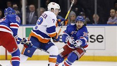 Po puku se sápou Chris Kreider (v bílém) z NY Islanders a Mats Zuccarello z NY...