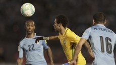 Fotbalisté Uruguaye Diego Rolan (vlevo) a  Maximiliano Pereira sledují průnik...