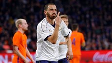 Leonardo Bonucci z Itálie slaví gól na hiti Nizozemska.