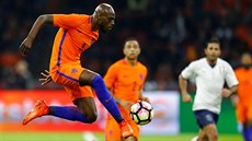 FOTBALOVÁ ELEGANCE. Bruno Martins Indi z Nizozemska v utkání s Itálií.