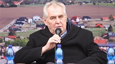 Prezident Milo� Zeman na mítinku s ob�any v obci Hn�votín (20.3.2017).