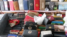 Celníci na�li p�ed jedním stánkem na tr�nici ve Svatém K�í�i pad�lky luxusních...