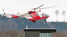Pistání vrtulníku Letecké záchranné sluby AR Plze - Lín na heliportu...