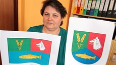 Starostka Trst�nic Helena Repíková ukazuje kone�nou podobu nové vlajky a  znaku.