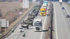 Průjezd části americko-britského vojenského konvoje po dálnici D5 u Stříbra... | na serveru Lidovky.cz | aktuální zprávy