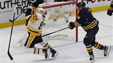 Sidney Crosby z Pittsburghu po zásahu do oblieje od buffalského Evandera Kanea.