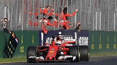 RADOST FERRARI. Sebastian Vettel projíždí vítězně cílem Velké ceny Austrálie F1.