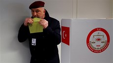 Zhruba 1,4 milionu oprávn�ných tureckých voli�� �ijících v N�mecku hlasovalo v...