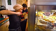 Otevení jídelny Kuchaky bez domova v praské Broíkov ulici (22. bezna 2017)