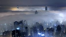 MLNÝ OPAR. Mrakodrapy v Hongkongu se ztrácejí v mlze. V tomto roním období...