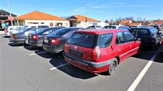 Německé auto bez registračních značek odstavené na parkovišti za obchodním...