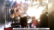 Výbuch pyrotechniky na pódiu zranil ti hudebníky