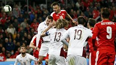 výcarský fotbalista Josip Drmi stílí hlavou gól Lotysku v kvalifikaním...