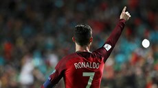 Také Cristiano Ronaldo, portugalský kapitán, se v kvalifikaním utkání proti...