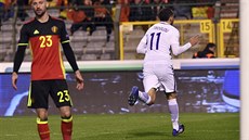 Kostas Mitroglou (vpravo) bí slavit vedoucí gól ecka v utkání proti Belgii.