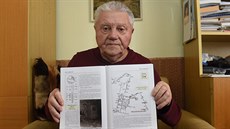 Jaroslav Minka z Havíova ukazuje knihu Memento dlních nehod v eském...
