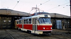 Tramvaj T3m ve vozovn� v Hloub�tín�.