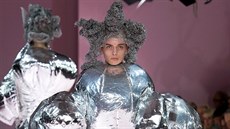 Rei Kawakubo a Comme des Garçons Fall 2017