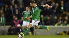 Severoirský útoník Conor Washington stílí gól Norsku v kvalifikaním utkání.