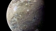 Ganymed představuje největší Jupiterův měsíc a současně i největší měsíc ve...
