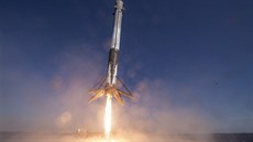 První stupeň rakety Falcon 9 V1.2 určený k historické premiéře druhého startu...
