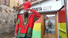 Komunita rastafarián v ele s Iriem Rastou ítá okolo desíti lidí. Scházejí se...