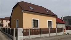 V tomto dom� v Dobrovicích pobodala dcera otce (27.3.2017).