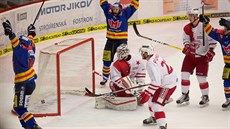 Hokejisté Českých Budějovic slaví gól proti Slavii.