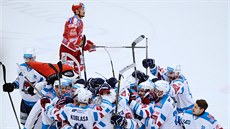 Hokejisté Chomutova slaví vítzství nad Tincem.