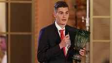 Patrik Schick získal pi vyhlaování ankety Fotbalista roku trofej v kategorii...