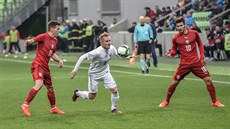 Slovenský fotbalista Tomá Brigant proniká mezi eskou dvojicí Jakub Neas,...