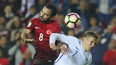 Selcuk Inan z Turecka a Robin Lod z Finska v hlavikovém souboji v kvalifikaci...