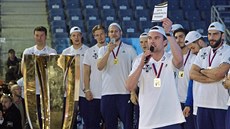 Liberecký trenér Filip Pe�án p�i oslavách titulu v roce 2016 dr�í v ruce...