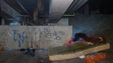 Bezdomovci pod Papírenskou lávkou v Plzni rozdlali ohe, který pokodil...