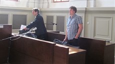 Ob�alovaný Josef ptá�ek u Okresního soudu v Plzni. (29. b�ezna 2017)