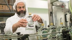 Rabín Yisroel Hollander p�i kontrole ko�er slivovice.