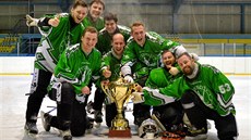 Hrái Bohemians s pohárem pro vítze extraligy v rink bandy.
