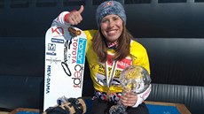 Eva Samková  s trofejí pro vítzku Svtového poháru ve snowboardcrossu.