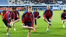Jakub Brabec (v pop�edí) na tréninku fotbalové reprezentace.
