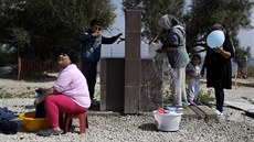 Na eckém ostrov Lesbos zstávají uvznny tisíce uprchlík. Nkteí z nich...