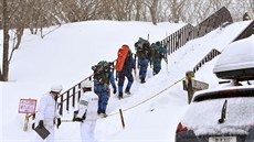 V lavin v Japonsku zemelo nejmén osm student, pátrání po peivích...