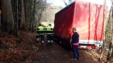 Hasi�i museli vyprostit polskou dodávku z lesní cesty v Beskydech na...