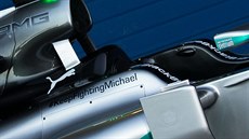 Nápis #KeepFightingMichael na monopostu F1 stáje Mercedes
