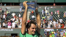 Roger Federer s trofejí pro vítze turnaje v Indian Wells