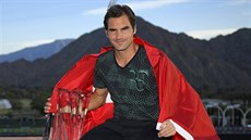 Roger Federer s trofejí pro vítze turnaje v Indian Wells